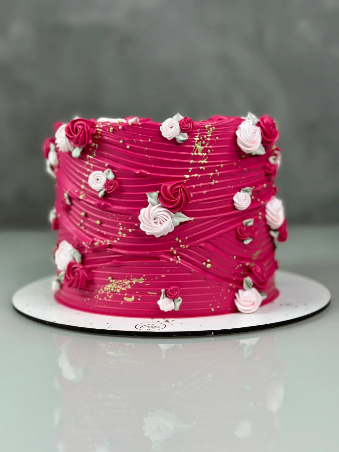 Bolo espatulado em chantininho rosa pink com rosetas brancas e detalhes dourados