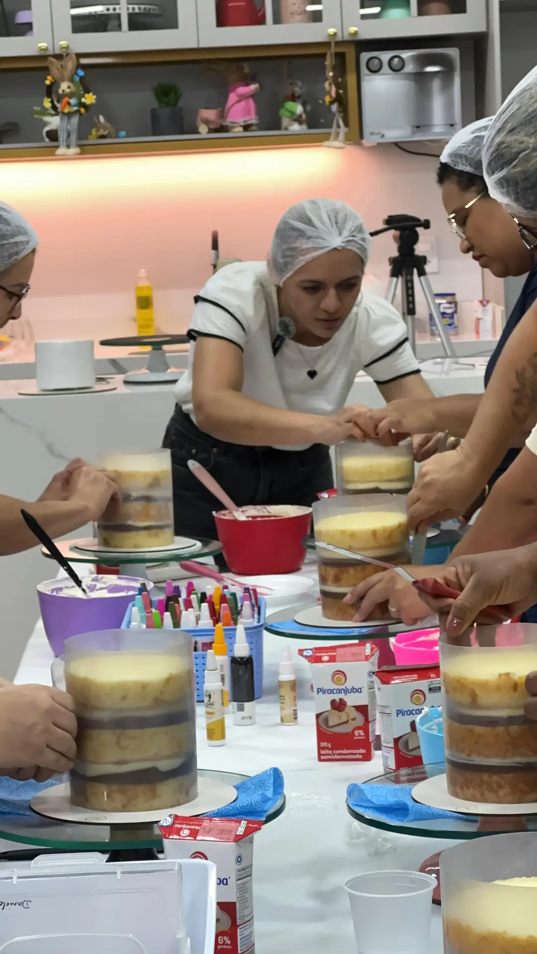 Luciana ensinando alunas a trabalhar com chantininho em aula prática de confeitaria